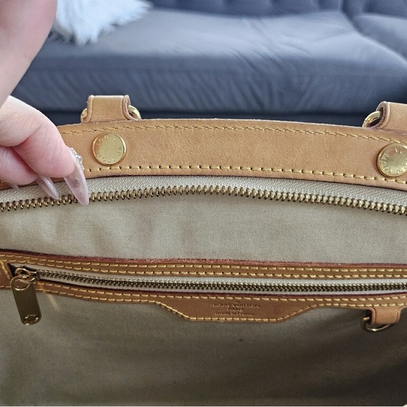 Louis Vuitton Monogram Vernis Brea MM - Picture 7 of 13